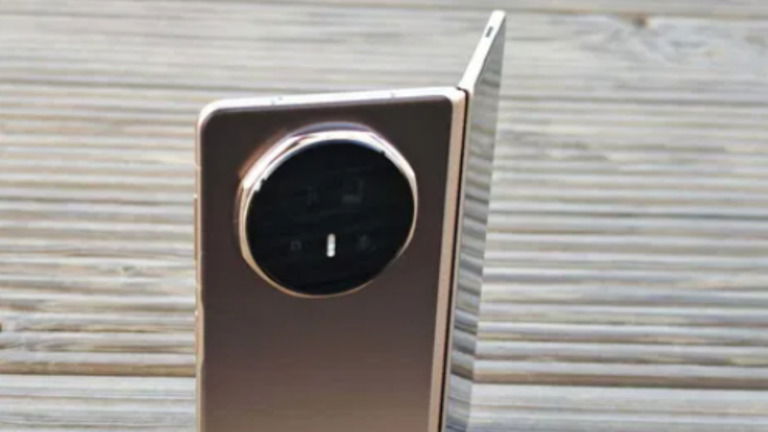 Este poderá ser o telemóvel dobrável com a maior bateria de sempre. Cá o esperamos em Portugal