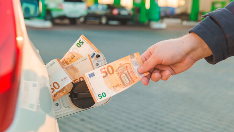 Estes dois truques simples ajudam a poupar imenso combustível todos os meses