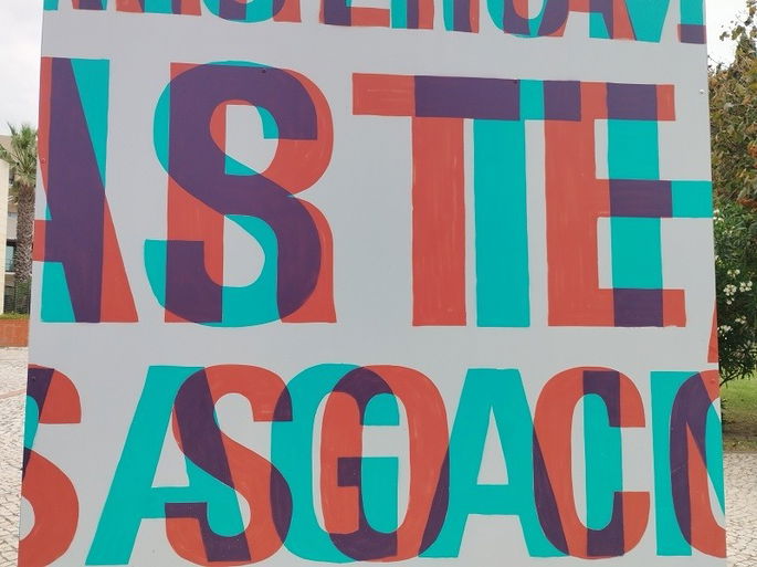 Foto de um cartaz captada com o Redmi Note 12 5G