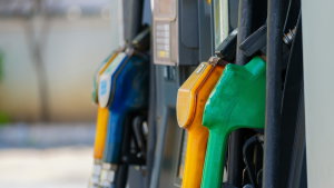 Gasóleo e gasolina vão baixar novamente e já sabemos quanto