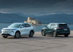 Geely entra em Portugal com dois SUVs eletrificados