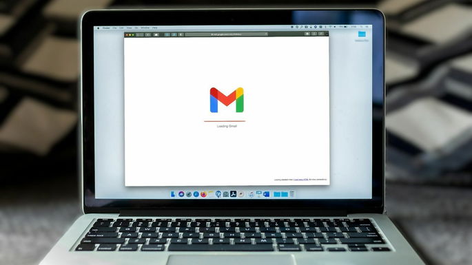 Gmail no ecrã de um portátil