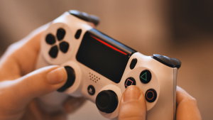 Há jogos grátis na PS5 que são incríveis e nem sequer sabes que existem