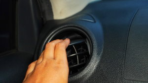 Há um botão escondido no carro que faz o ar condicionado arrefecer muito mais rápido