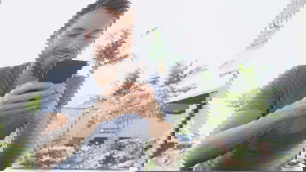 homem usar smartphone