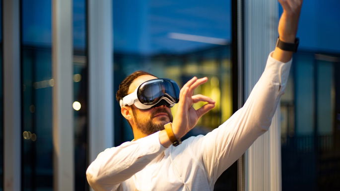 Homem a usar os Apple Vision Pro