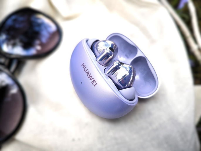Huawei FreeBuds 6i no exterior