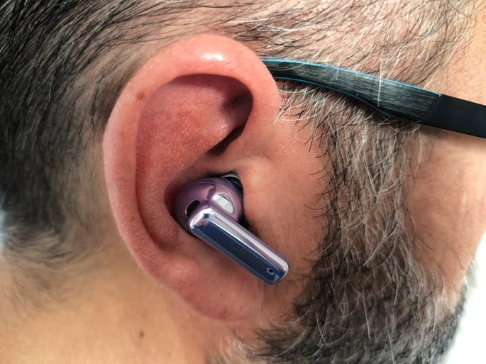 Huawei FreeBuds 6i na orelha