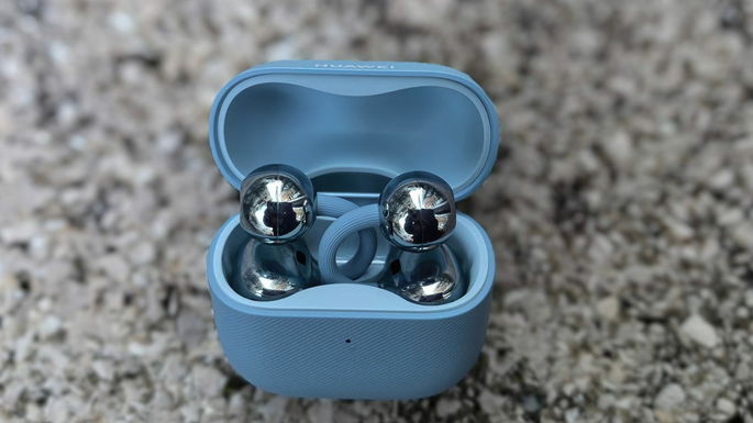 Huawei FreeClip 2 abertos com fundo escuro