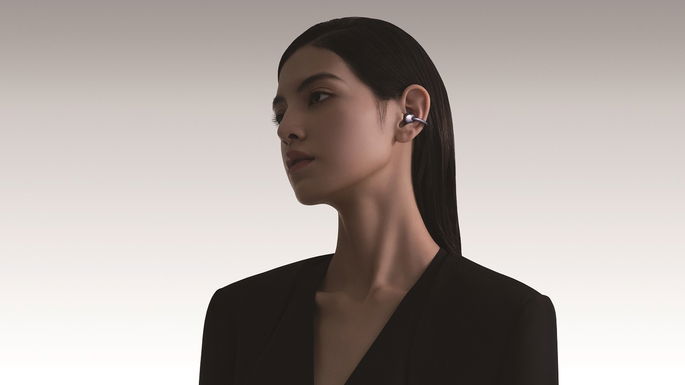 imagem de uma pessoa a usar os Huawei FreeClip