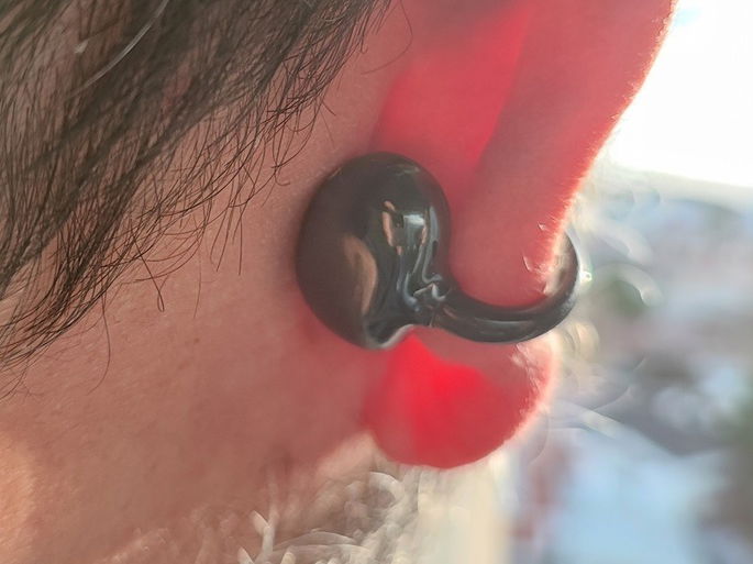 imagem Huawei Freeclip como ficam fixos na parte detrás da orelha