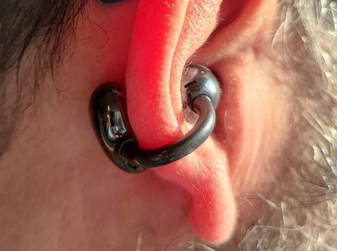 imagem Huawei Freeclip como prende na orelha