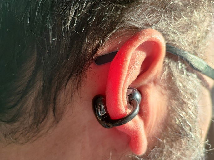 imagem Huawei FreeClip no canal auditivo