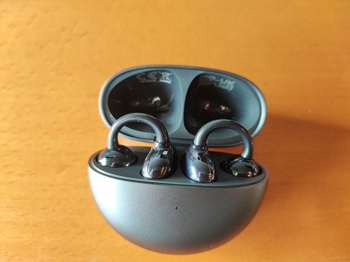 Imagem dos Huawei FreeClip dentro da base de carregamento