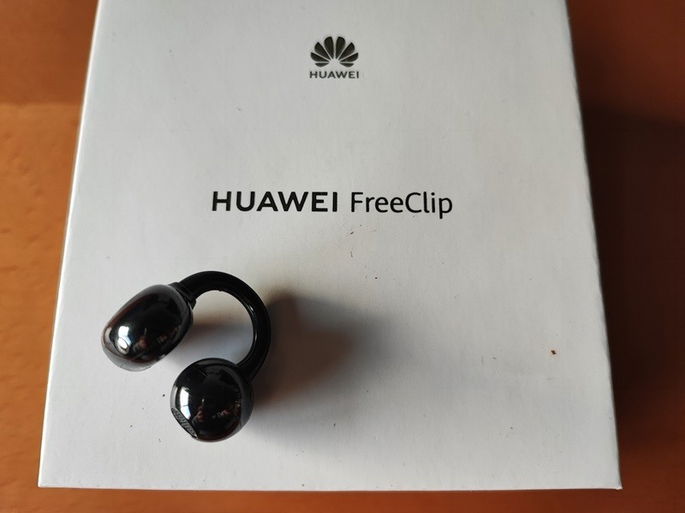 imagem do auricular e caixa dos Huawei FreeClip