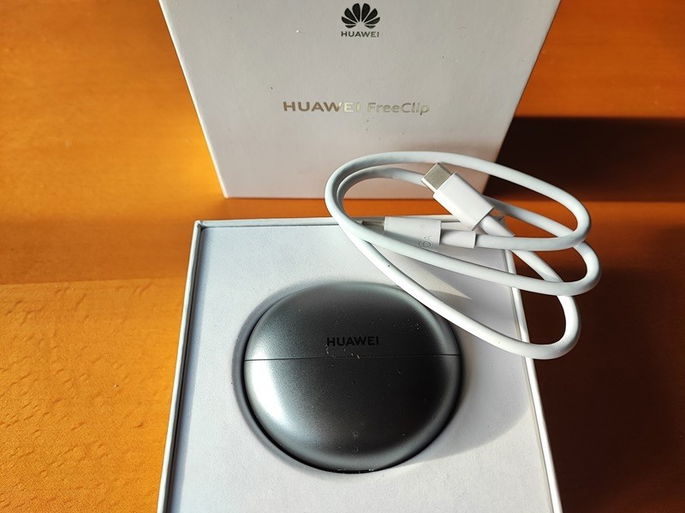imagem Huawei Freeclip com cabo de carregamento