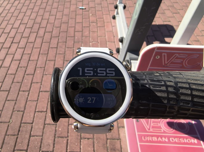 Huawei Watch GT 5 Pro ecrã ao sol