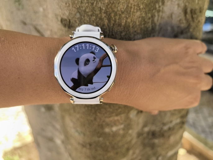 Huawei Watch GT 5 Pro fundo árvore