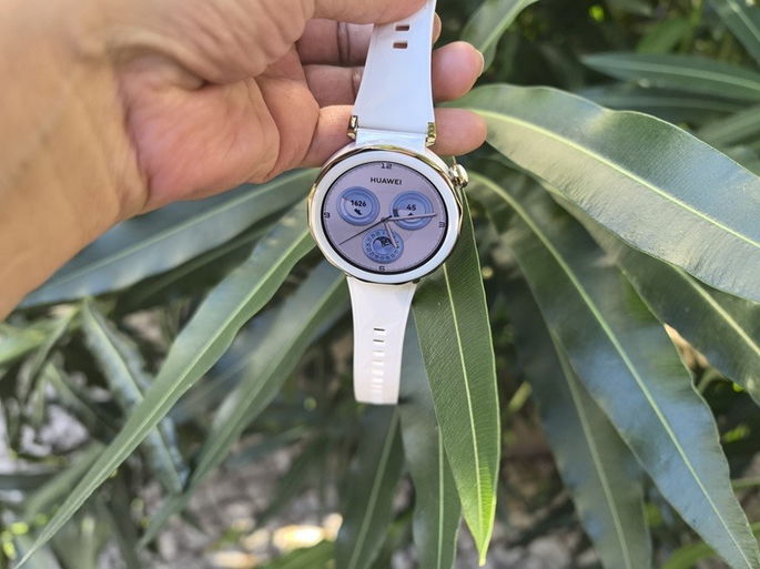 Huawei Watch GT 5 Pro com fundo arbusto
