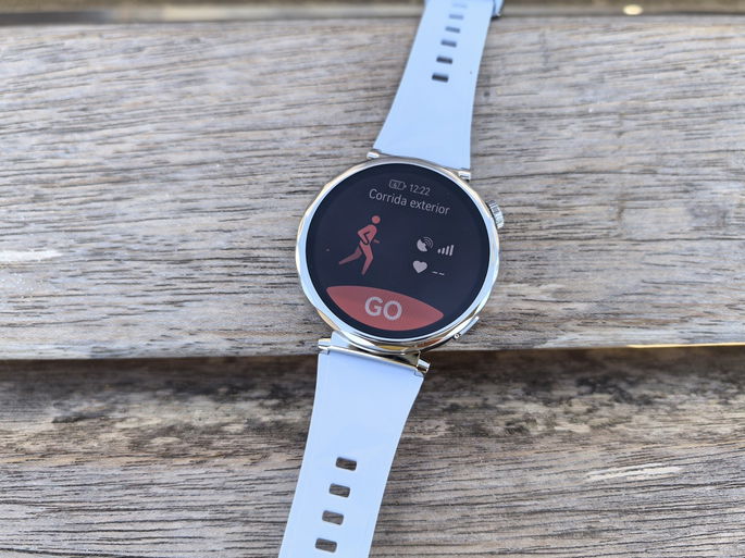 Huawei Watch GT5 em cima de um banco de jardim