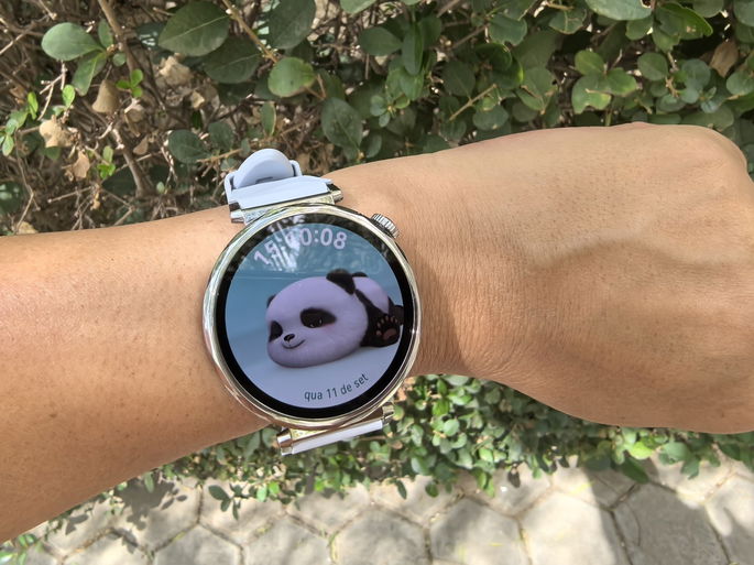 Huawei Watch GT5 no pulso de uma pessoa