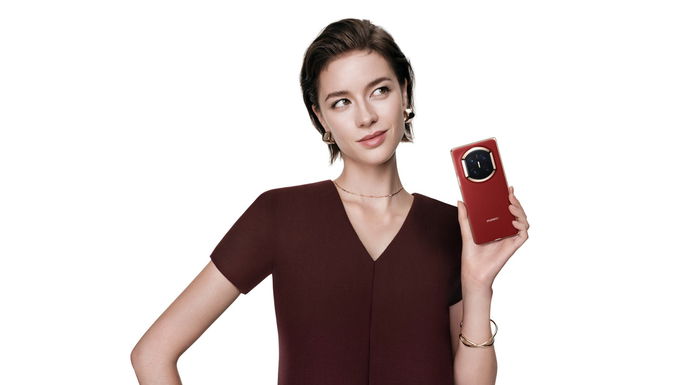 Huawei Mate X6 lifestyle