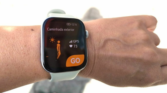 Pessoa a usar um smartwatch numa caminhada