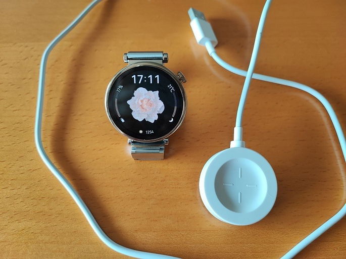 imagem do Huawei Watch GT 4 e base de carregamento