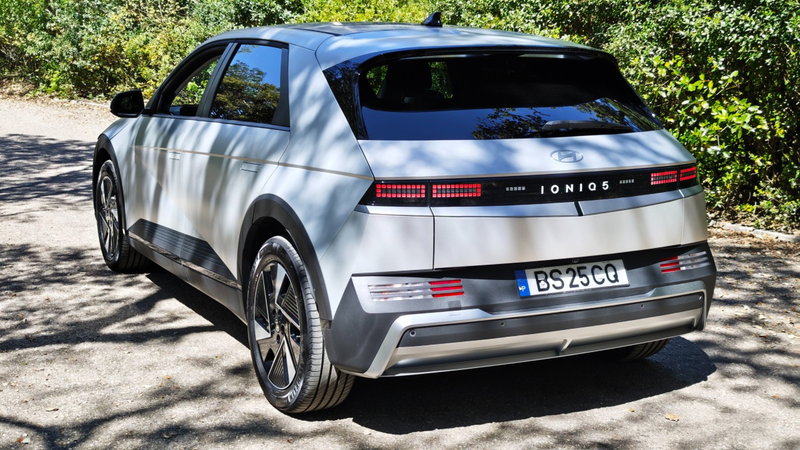 Conduzimos o Hyundai IONIQ 5: o carro elétrico que humilha o teu telemóvel a carregar