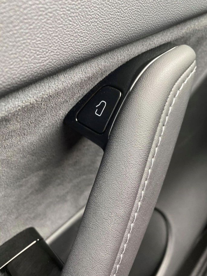 Tesla Model Y recebe "micro" alteração para ensinar os utilizadores a