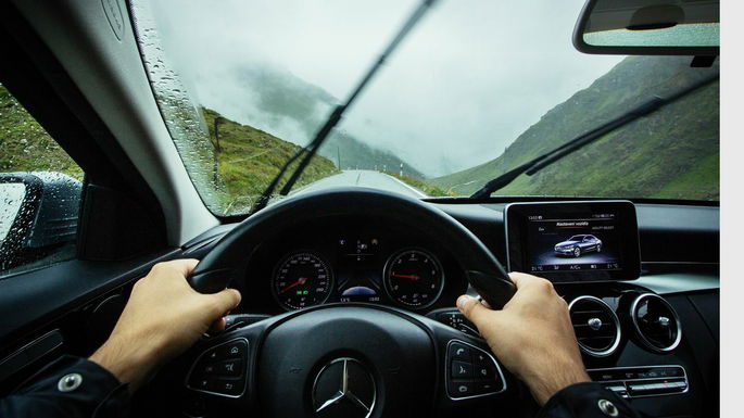 imagem de uma pessoa a viajar de carro