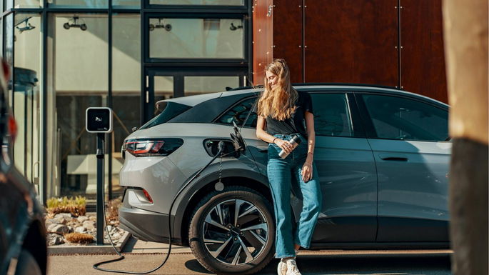 Carregamento de um carro elétrico num posto rápido