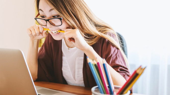 Pessoa irritada com um computador