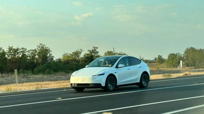 Imagem do novo Tesla barato em estrada real