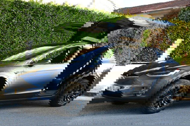 Tesla Model X Falcon Wings