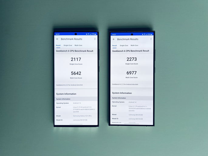 Samsung Galaxy S23 Ultra (esquerda) e S24 Ultra (direita)