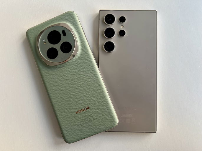 Honor Magic6 Pro (esq.) ao lado do Samsung Galaxy S24 Ultra (dir.)