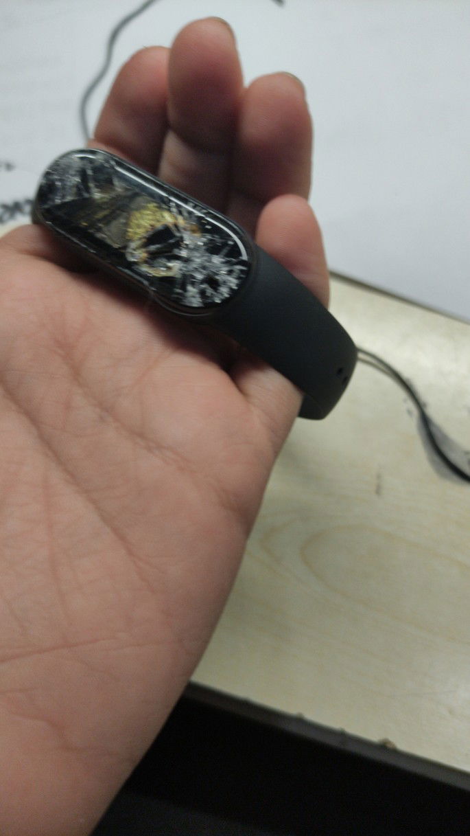 Xiaomi Mi Band 5 destruída. Fotografia: Michele Costa