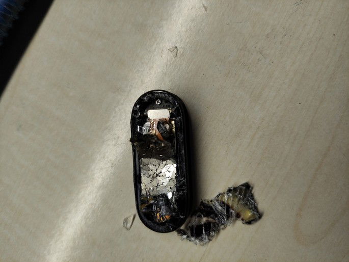Xiaomi Mi Band 5 destruída. Fotografia: Michele Costa
