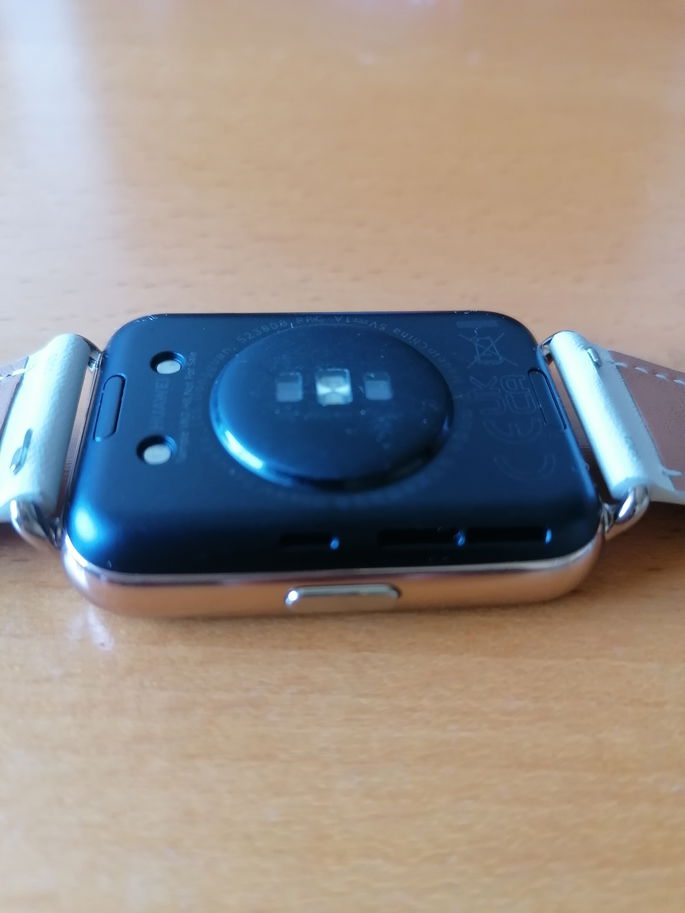 saliência na traseira do mostrador do Huawei Watch Fit 2