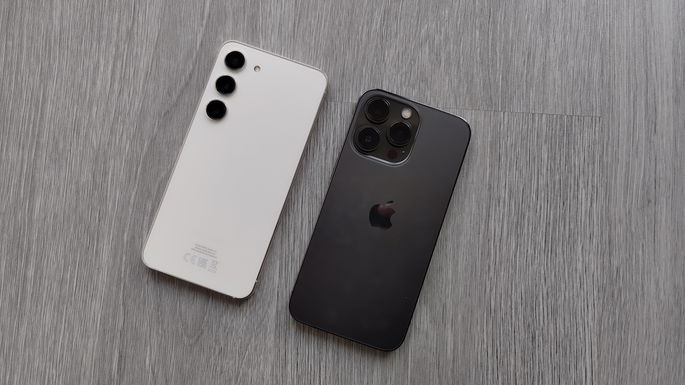 Samsung Galaxy S23 ao lado do iPhone 13 Pro