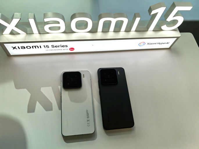 Xiaomi 15 preto e branco juntos
