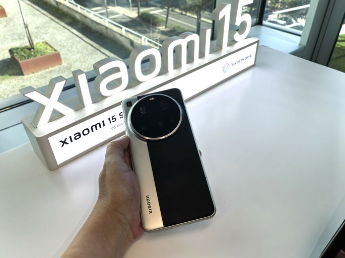 Xiaomi 15 Ultra com cartaz