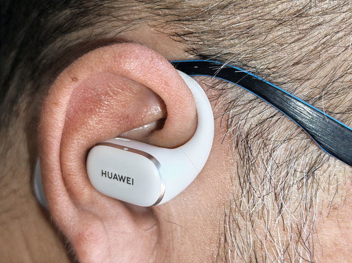 Huawei FreeArc no ouvido