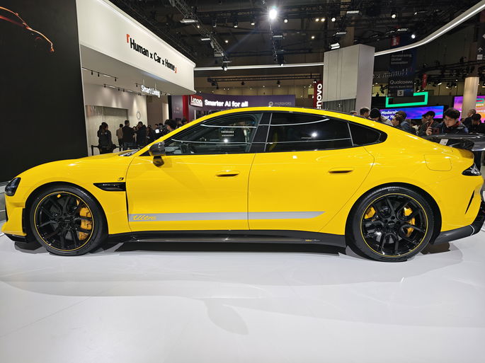 Xiaomi SU7 Ultra lateral