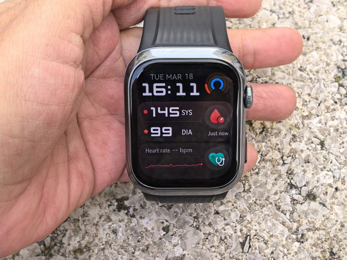 Huawei Watch D2 na mão