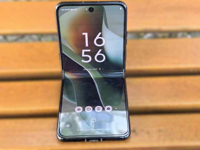 Motorola Razr 60 Ultra em banco de jardim