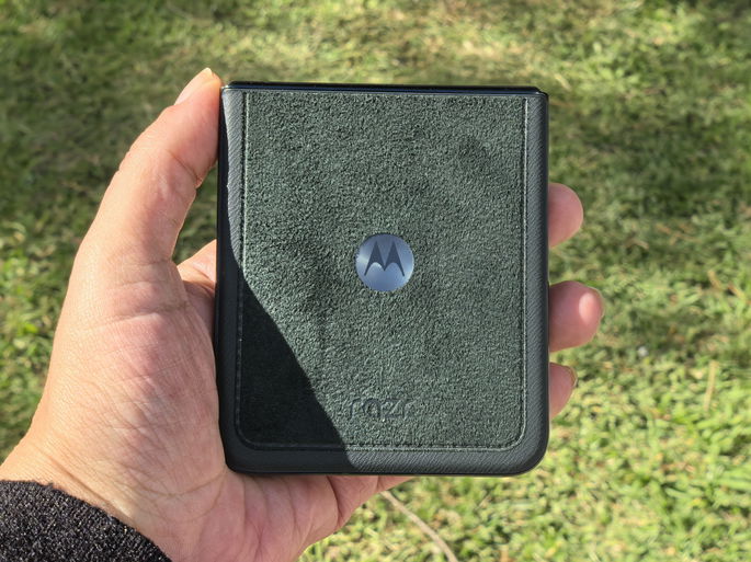 Motorola Razr 60 Ultra fechado design