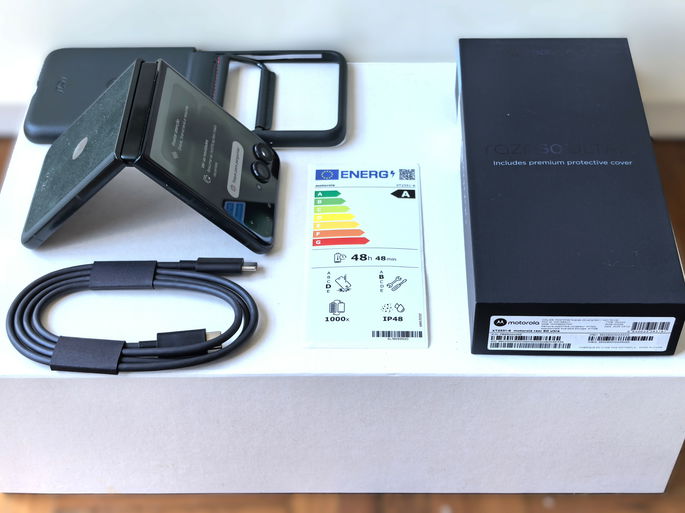 Motorola Razr 60 Ultra unboxing
