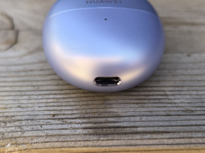 Huawei FreeBuds 6 entrada de carregamento